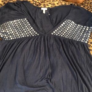 𝅺Flounce navy blue small V-- neck top blue flat stud like detail runs large IMO